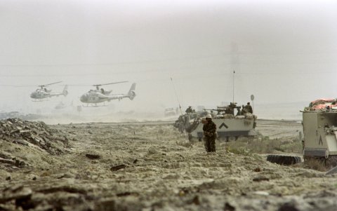 AL-AHMADI. Un grupo de soldados sauditas son vistos en Kuwait en el segundo día del asalto terrestre aliado nuevamente a las fuerzas iraquíes, con fecha de 25 de febrero de 1991.