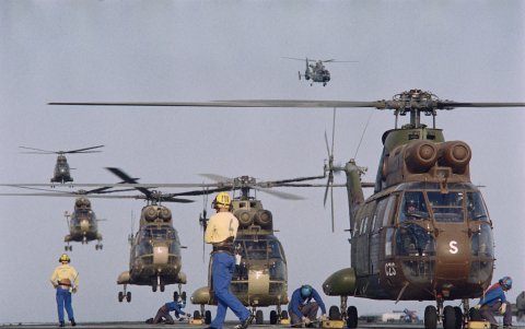DJIBOUTI. Helicópteros tipo Puma de las fuerzas armadas francesas aterrizan en la cubierta del portaaviones Clemenceau, en el despliegue en el Golfo Pérsico, el 28 de agosto de 1990.