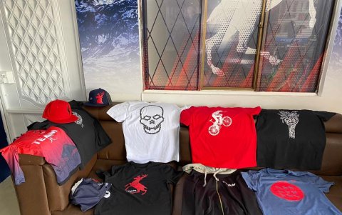 Caicedo presentó su línea de ropa denominada Team JC que tiene como símbolo a un venado de montaña del que dijo “representa la fuerza del páramo”.