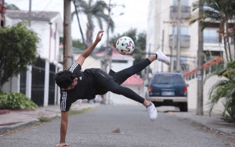 Fernando da clases personalizadas de freestyle a niños y niñas a partir de siete años.