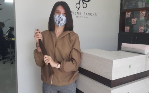 Gabriela Espinoza se cortó el cabello para apoyar la campaña.
