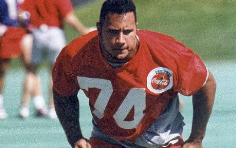 Paradójicamente, Dwayne Jhonson jugó fútbol americano cuando estudiaba en la Universidad de Miami y tenía 22 años. Lucía irreconocible.