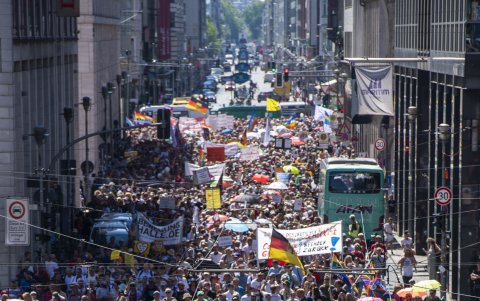 Miles de protestantes caminaron en la calle Friedrichstrasse en la convocatoria con el slogan 