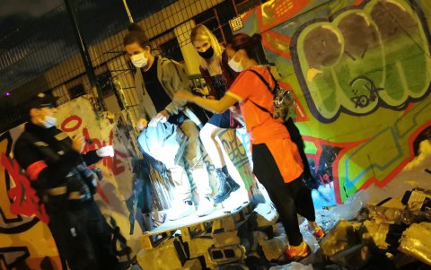 La policía llega antes de la fiesta, confiscan un par de cigarrillos y se van.