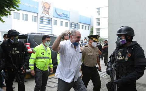 El 3 de junio, Abdala Bucaram fue detenido tras un allanamiento en su casa. De arresto domiciliario pasó a  presentación en la Fiscalía.)