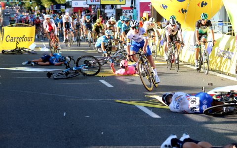 Los ciclistas terminaron en el suelo con varias heridas.