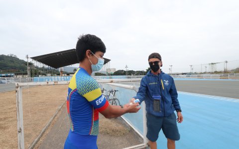 El entrenador de la selección ecuatoriana de patinaje de velocidad, Juan David González, en uno de los entrenamientos luego del levante parcial de las restricciones por el Covid-19