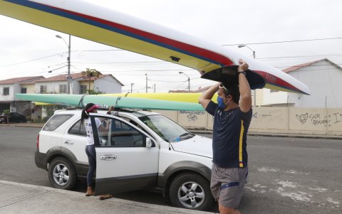 De Cesare (d) bajando uno de los botes en uno de las primeras prácticas que la Tri realizó en Guayaquil tras la cuarentena.