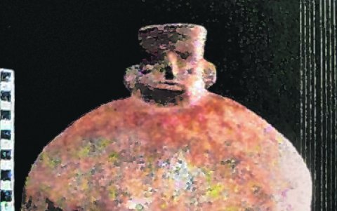 La vasija correspondería a los Chimú, una cultura preincaica que se desarrolló en la costa norte del Perú entre los años 1000 y 1200 dC.