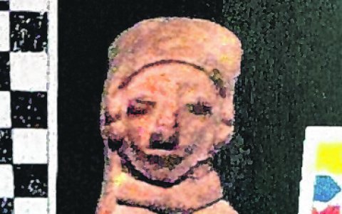 Las otras dos estatuillas serían parte de la Cultura Bahía, con una antigüedad que data aproximadamente desde 600 años a.C. hasta 600 d.C.