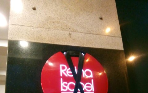 El hotel Reina Isabel, uno de los negocios, que desde la noche del miércoles 5 de agosto muestra un listón negro.