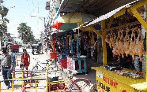 Ventas. Debido a que las ventas son escasas, los vendedores de carnes y pollo han instalado sus puestos en las veredas.