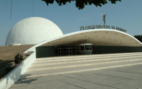 El Planetario de la Armada está ubicado en la avenida 25 de Julio , frente a la Base Naval Sur, vía al Puerto Marítimo.