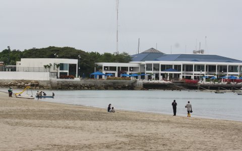 Bañistas. Aunque no ingresan al mar, en las playas de Salinas ya se observan turistas que caminan sobre la arena o se instalan en las orillas del mar.