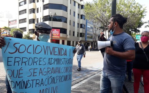 Reclamo. Los residentes aseguran que fueron reubicados precisamente para no tener más problemas como los que ahora experimentan.