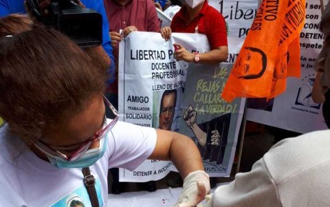 Al menos cinco personas extendieron sus brazos para entregar la sangre que se derramó.