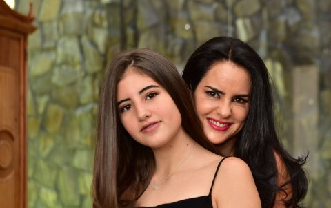 Paola Vintimilla luce feliz junto a su hija Victoria Guarderas.