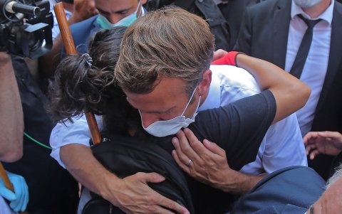 Una joven libanesa abraza a Macron en su visita al barrio Gemmayzeh.