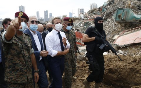 Macron visita el sitio devastado por las detonaciones del martes.