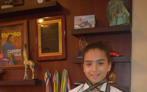 Blanca, en un rincón de su casa con los trofeos obtenidos durante su carrera.