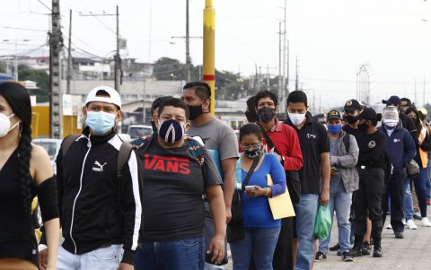 El orden de las distancias en los paraderos crea larga espera por la falta de articulados y alimentadores.