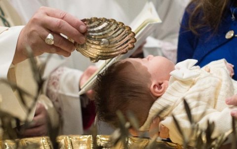 VATICANO. Algunos sacerdotes, a la hora de impartir el sacramento, habían dejado de decir “Yo te bautizo...” para emplear la fórmula “Nosotros, el padre y la madre... te bautizamos”.