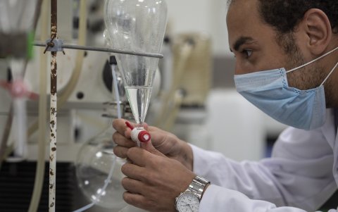 EL CAIRO- Un investigador de la empresa Eva Pharma analiza una muestra de una vacuna en desarrollo en Egipto.
