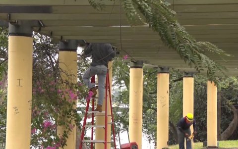 Se está reemplazando el techado de algunos descansos ubicados en el malecón.