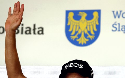 La Locomotora levanta su brazo en el momento de la premiación.