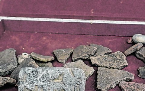 Entre los restos que los comuneros aseguran han encontrado está este que sería el  sello de un jefe tribal.