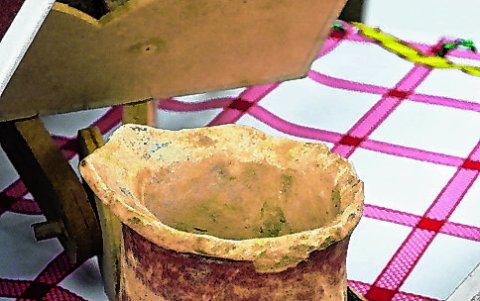 Otro de los restos es parte de una vasija que cambia de color en las noches.