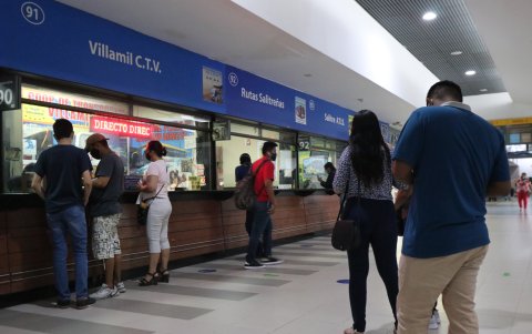 Pocos pasajeros se observó en las boleterías de la terminal terrestre de Guayaquil.