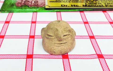 Una pequeña mascara forma parte de los aparentes hallazgos en San Carlos, los que pasarían a manos del inventario de Patrimonio Cultural.