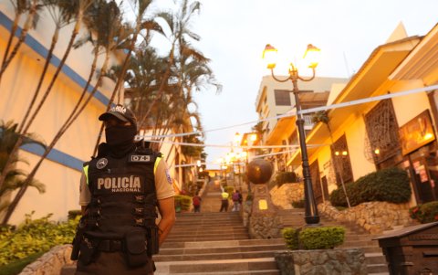 Un policía, a la entrada de las escalinatas. Seis efectivos cuidan la zona.