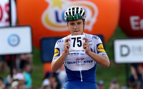 Remco Evenepoel, nuevo líder de la general, muestra el número 75 en honor a su compañero Fabio Jakobsen, hospitalizado.