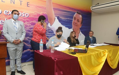 Una notaria que acudió al acto, por pedido de la dirigencia política, hizo la desmaterialización del documento de impugnación.