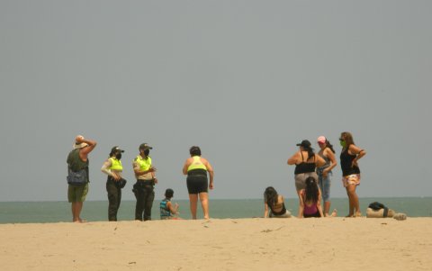 Más de tres mil personas fueron retiradas de General Villamil.