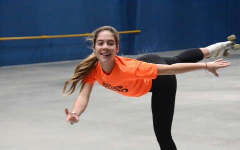 Samia Álava muestra sus destrezas en la pista de patinaje.
