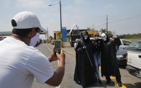 Hecho. Algunos conductores optaron por fotografiarse con los personajes.