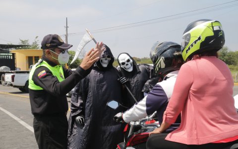 Control. Los agentes verifican que los conductores de vehículos y motos estén protegidos y cumplan con las normas de seguridad establecidas.