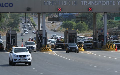 Circulación. El flujo vehicular en el peaje de Chongón fue menor en comparación al feriado del año pasado.