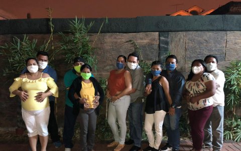 En la única charla presencial de preparación que mantuvo el grupo, las cinco parejas que esperan bebés aprovecharon el momento para posar para la cámara.