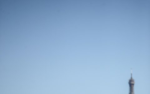 PARÍS. Dos trabajadores se trasladan de un lado a otro de la zona de cultivo en este techo parisino. A un costado, al fondo, se observa precisamente el emblema de la capital francesa: la Torre Eiffel.