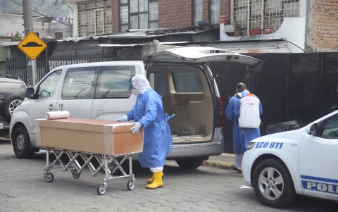 Al igual que en Guayaquil, policías y militares han debido acudir a domicilios en Quito para retirar cuerpos de personas fallecidas sin diagnóstico médico confirmado.