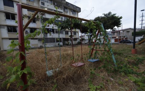 Situación. La comunidad exige que las autoridades reanuden los trabajos para mejorar las áreas verdes de los alrededores de los bloques habitacionales.