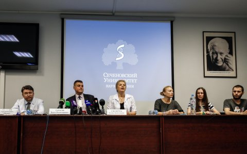 MOSCÚ. Miembros del equipo de investigación, junto con algunas de las personas voluntarias que se presentaron a los ensayos, en una rueda de prensa de anuncio de registro de la vacuna.