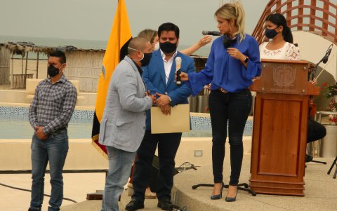Hecho. Ante el desplante del alcalde, González le entregó la obra a los representantes del gremio turístico del cantón.
