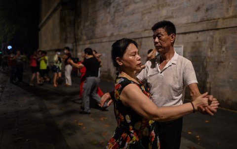 WUHAN. Muchos wuhaneses aseguran ahora querer disfrutar del día a día. Tomarse una tarde para bailar en las calles y parques, es una opción en estos días de post-COVID.