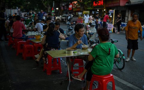 WUHAN. Las actividades se reactivan lentamente y las ventas cotidianas crecen poco a poco.