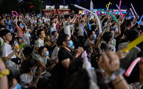 WUHAN. Un grupo de jóvenes se citan para una presentación musical abierta a todo el público. Esta ciudad que fue el origen y epicentro de la pandemia, deja de temerle al coronavirus.